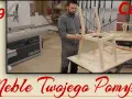 Mężczyzna składa drewniane krzesło w warsztacie stolarskim.