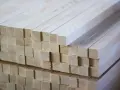 Stos drewna, idealnie przycięty krawędziak, czeka na dalszą obróbkę.