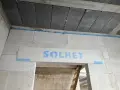 Dylatacja co to? Pianka montażowa izoluje strop od ścian z bloczków SOLBET, zapobiegając pęknięciom.