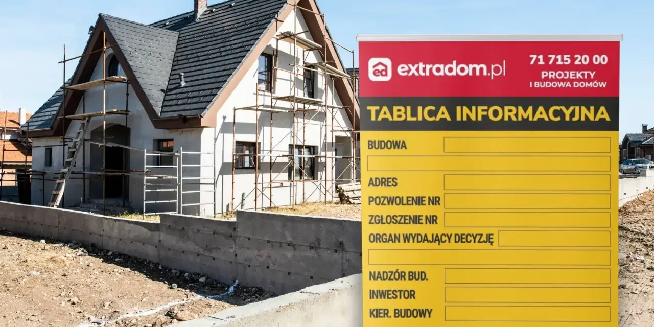 Tablica informacyjna budowy domu w trakcie budowy, z widocznym rusztowaniem i fundamentami. Na tablicy dane inwestora i numer telefonu alarmowego.