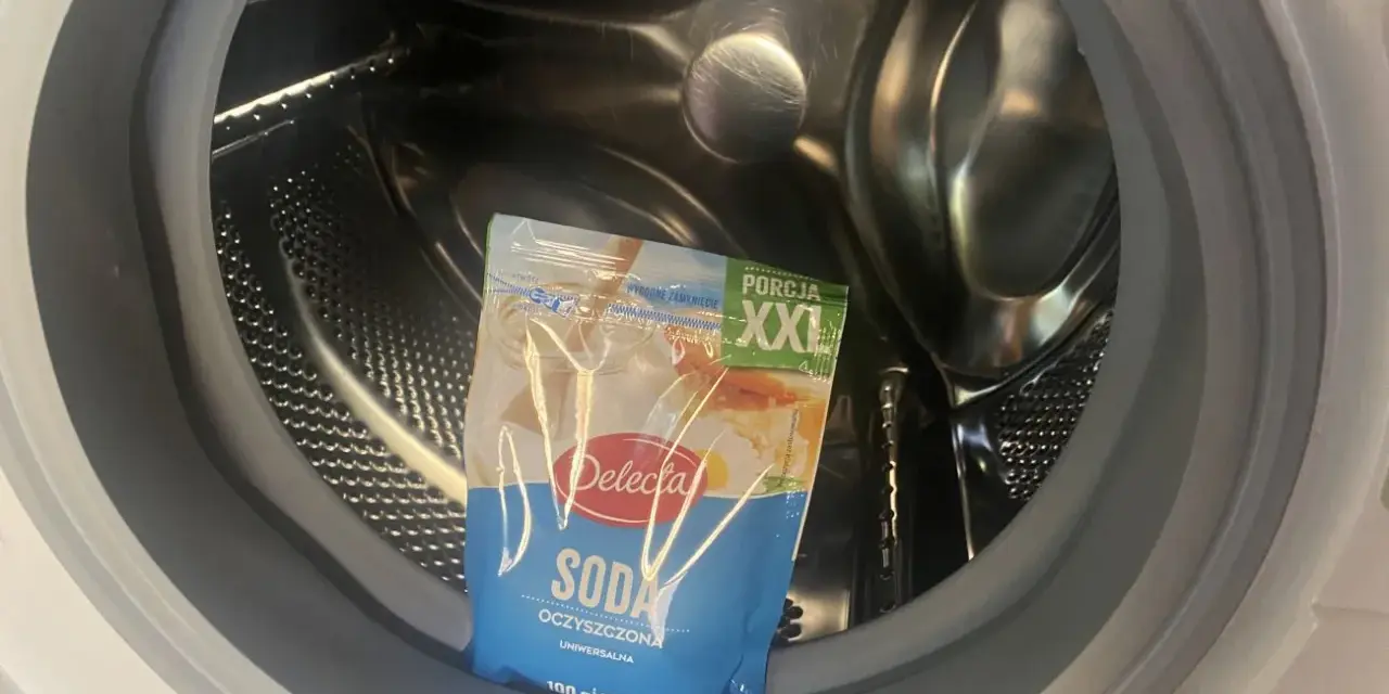 Opakowanie sody oczyszczonej w bębnie pralki, gotowe do czyszczenia.
