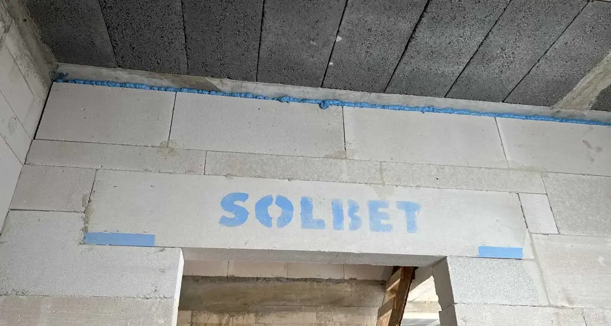Dylatacja co to? Pianka montażowa izoluje strop od ścian z bloczków SOLBET, zapobiegając pęknięciom.