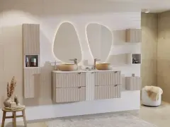 Nowoczesna łazienka z podwójną umywalką i szafkami z ryflowanymi frontami. Oświetlone lustra dodają elegancji.