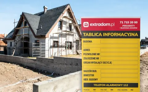 Tablica informacyjna budowy domu w trakcie budowy, z widocznym rusztowaniem i fundamentami. Na tablicy dane inwestora i numer telefonu alarmowego.