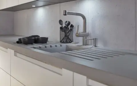 Ile waży blat kuchenny? Sprawdź, dlaczego to ważne przy wyborze