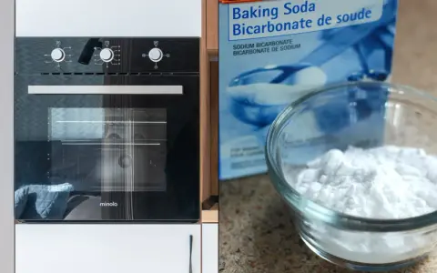Nowy piekarnik czeka na czyszczenie. Soda oczyszczona w miseczce i opakowanie obok sugerują ekologiczne metody.