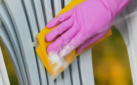 Skuteczne sposoby na to, czym wyczyścić krzesła plastikowe białe