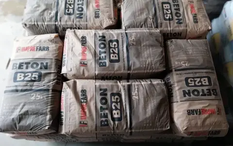 Siedem worków betonu B25 po 25 kg każdy. Ile worków betonu na m3? Zależy od potrzeb, ale to dobry początek.