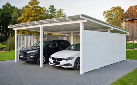 Nowoczesna budowa wiaty chroni dwa samochody: czarnego SUV-a i białe BMW. Elegancka konstrukcja z białymi panelami i dachem.