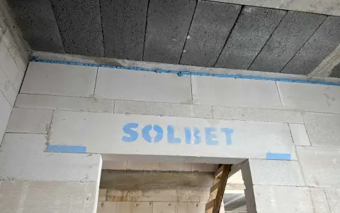 Dylatacja co to? Pianka montażowa izoluje strop od ścian z bloczków SOLBET, zapobiegając pęknięciom.