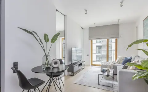 Nowoczesny salon z dużymi oknami bez firanek. Inspiracje dla minimalistycznych wnętrz.