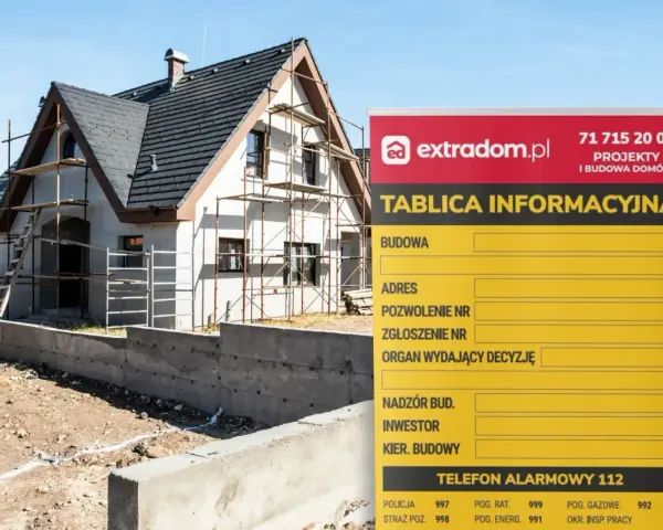 Tablica informacyjna budowy domu w trakcie budowy, z widocznym rusztowaniem i fundamentami. Na tablicy dane inwestora i numer telefonu alarmowego.