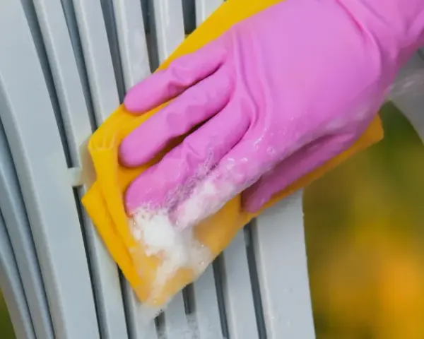 Skuteczne sposoby na to, czym wyczyścić krzesła plastikowe białe