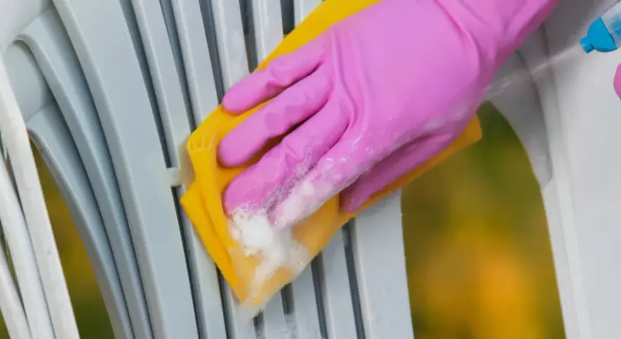 Skuteczne sposoby na to, czym wyczyścić krzesła plastikowe białe
