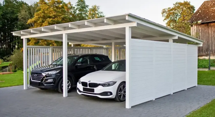Nowoczesna budowa wiaty chroni dwa samochody: czarnego SUV-a i białe BMW. Elegancka konstrukcja z białymi panelami i dachem.