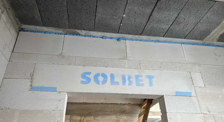 Dylatacja co to? Pianka montażowa izoluje strop od ścian z bloczków SOLBET, zapobiegając pęknięciom.