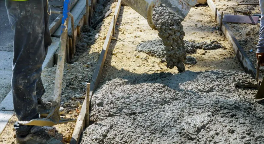 Wylewanie betonu B25 na placu budowy. Sprawdzamy beton b25 cena za m3.