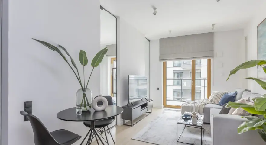 Nowoczesny salon z dużymi oknami bez firanek. Inspiracje dla minimalistycznych wnętrz.