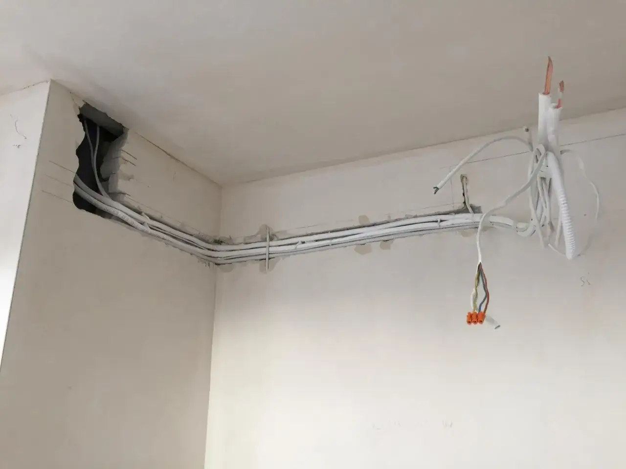 Instalacja elektryczna do klimatyzacji. Sprawdź montaż klimatyzacji cena i ciesz się komfortem.