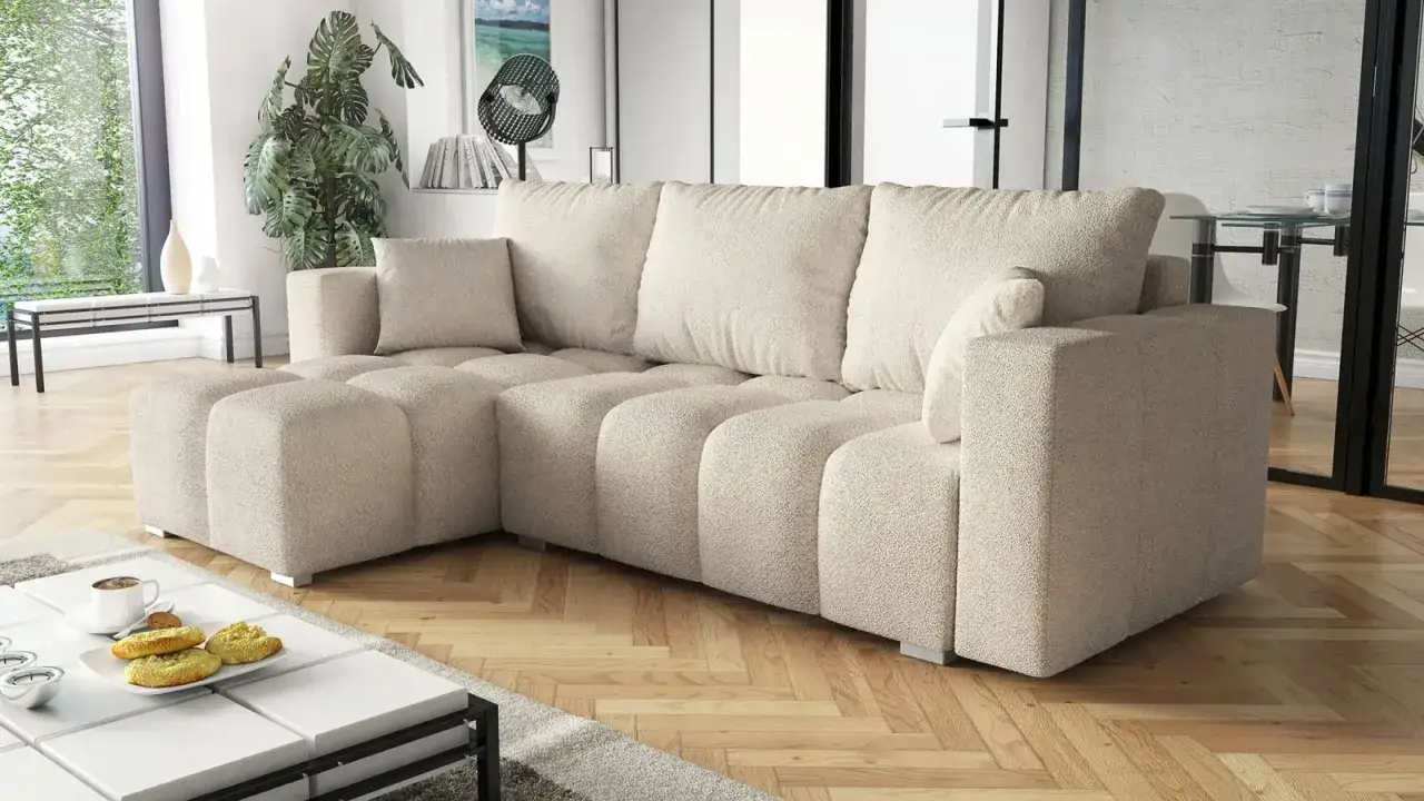 Duża, narożna sofa w kolorze ivory, z miękkimi poduchami, idealna do salonu.