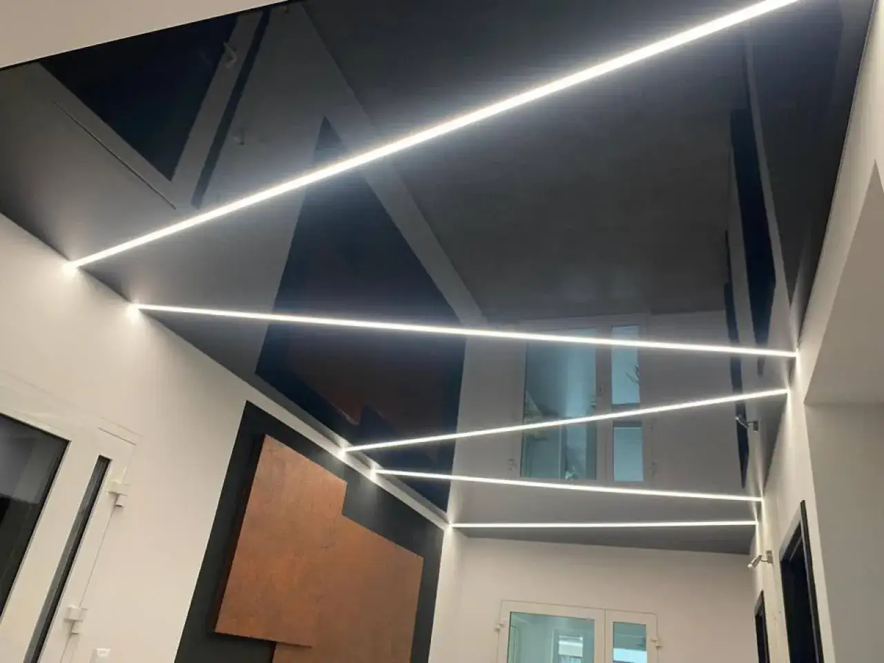 Nowoczesny sufit napinany z oświetleniem LED. Wady montażu mogą być widoczne w nierównościach.