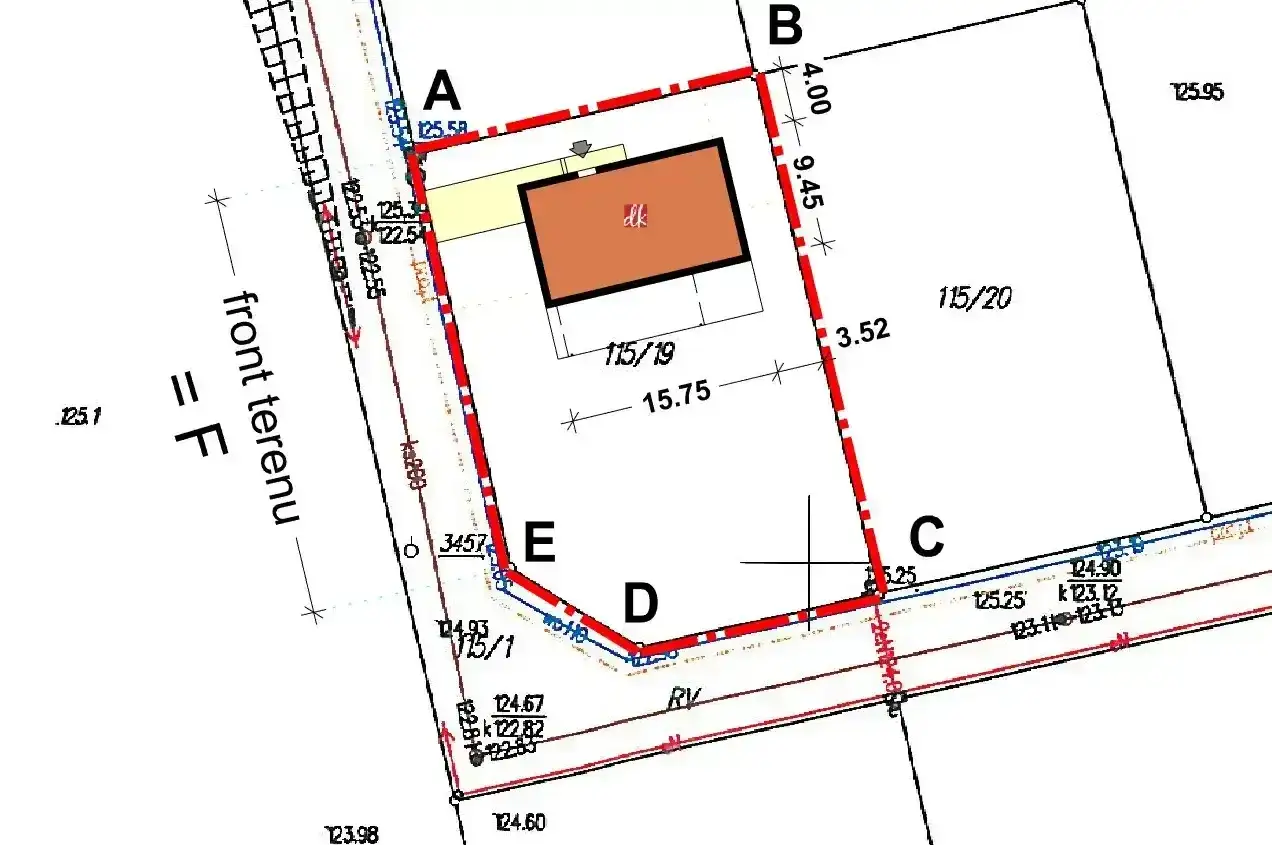 Plan działki z zaznaczonym budynkiem. Widać granice działki (A, B, C, D, E) i wymiary, co pozwala ocenić intensywność zabudowy.