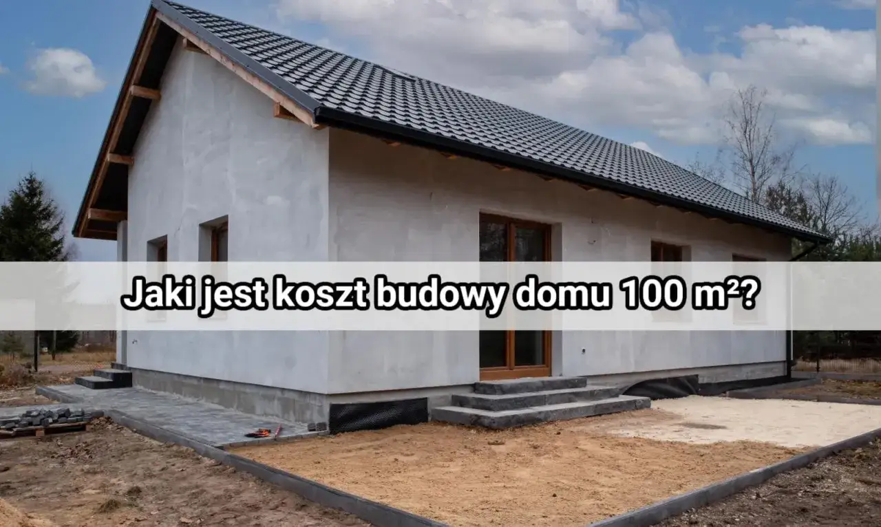 Dom w budowie, szary tynk, ciemny dach. Tekst: 