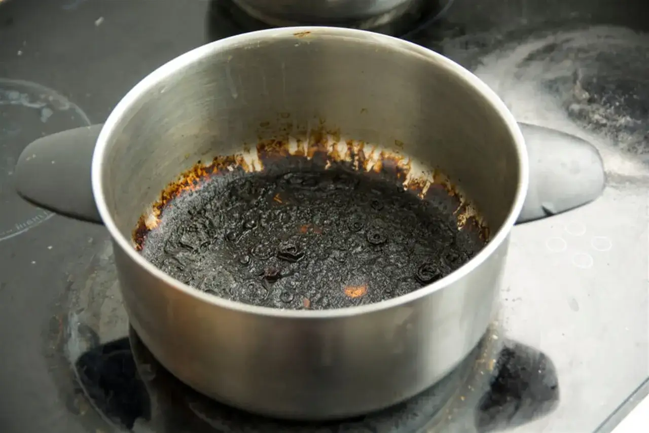 Zdjęcie Jak zamaskować przypalenie na blacie kuchennym i przywr&oacute;cić jego blask